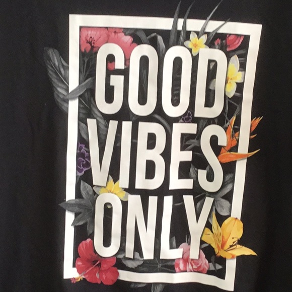 NWT T- Shirt - Picture 2 of 5